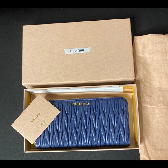 MIU MIU MATELASSE ZIPPER WALLET - Picture 15 of 16